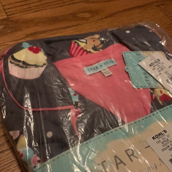 STAR + SKYE - Woman’s 2 Piece Holiday Cupcake Pajamas 🆕 (1X) 🧁🎄 - Picture 8 of 8
